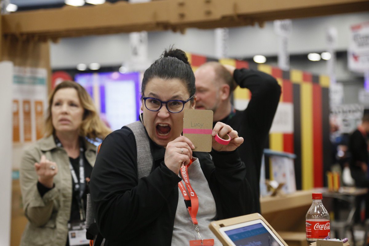 HowLifeUnfolds's tweet image. Lots of happy faces at #poweredbypaper #sxsw