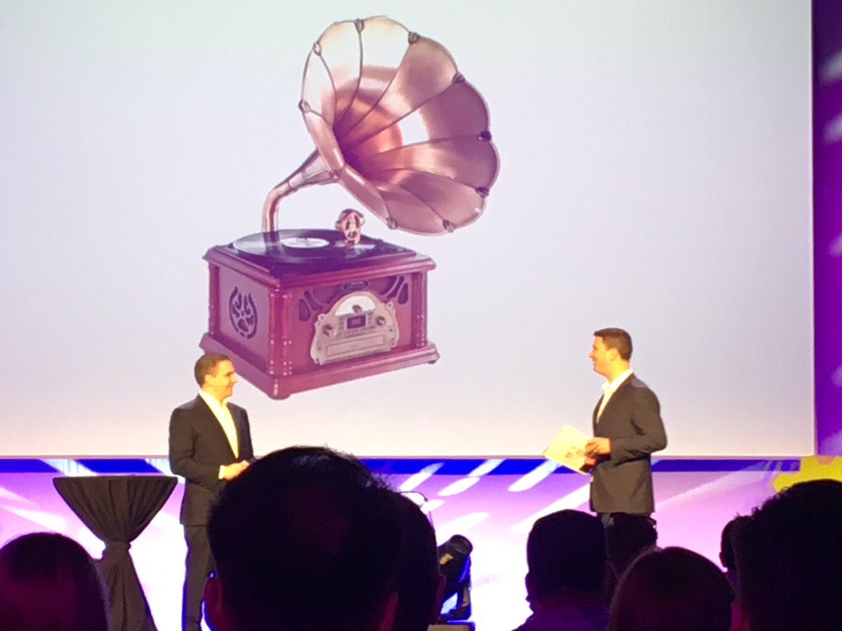 Both <a href="/ryandeiss/">Ryan Deiss</a> and <a href="/RussHenneberry/">Russ Henneberry</a> on stage for day 3 of #TCS2017?! Oh hot damn!