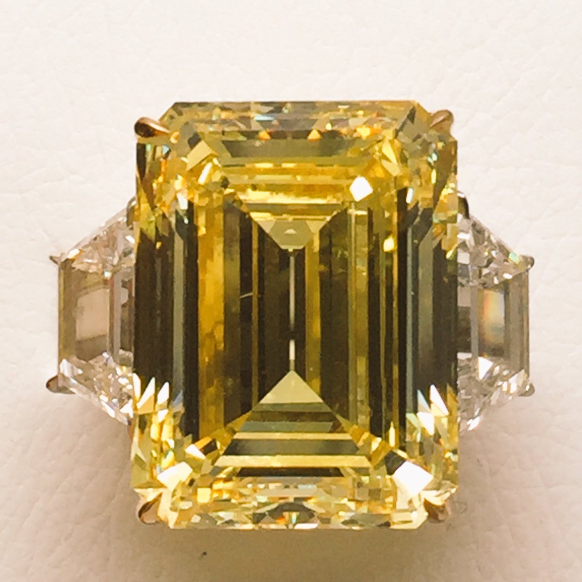 bruno38829650's tweet photo. 28 ct #FVY #VVS2 EX EX #GIA @bruno38829650 @ScarselliNY @WorldDMuseum @jewellerylondon @robbatesjck @Vivienne_Becker @thegemhunt @PAMediaPR https://t.co/SRI7Ehxhip