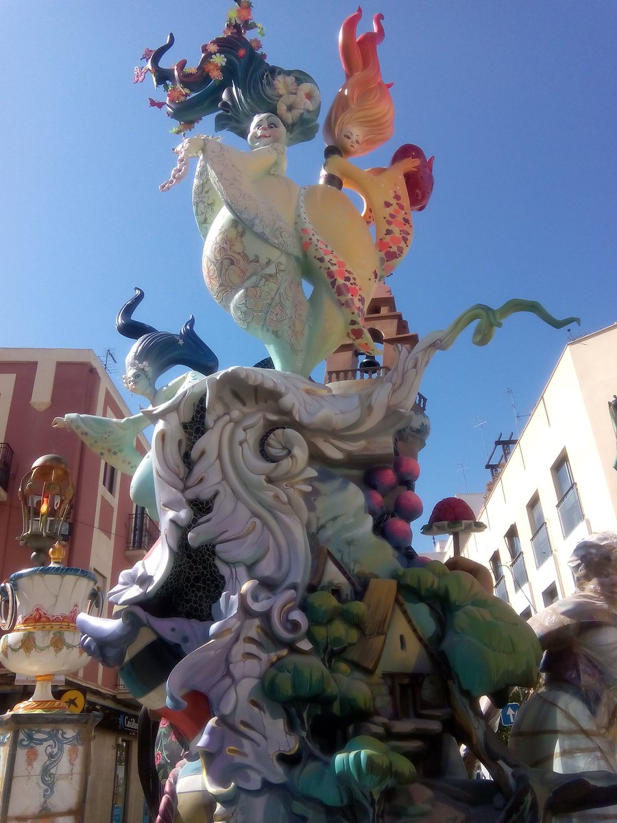 SanPetrillo's tweet photo. Ja tenim el nostre meravellós monument al carrer! Quanta valenciania! #tincelcorencésenflama https://t.co/HzzPunvQAL