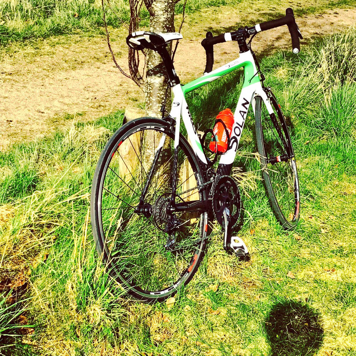 MauriceBernard's tweet photo. Lekker stukje fietsen vanmorgen in een heerlijk zonnetje! En natuurlijk even een foto maken voor de #gallerij van #maart @Dolan_Bikes https://t.co/BKBswaZUdp