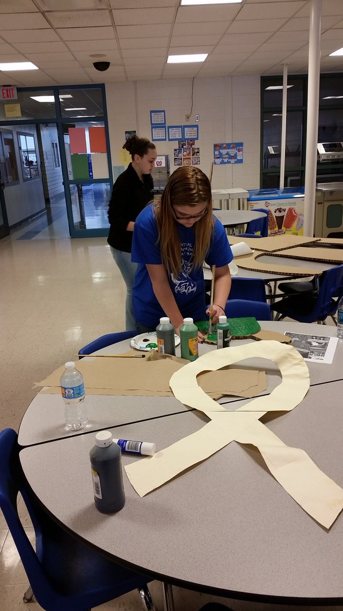 CMMSMiniTHON's tweet photo. Lots of hardworking students getting things ready for our upcoming #MiniTHON !!🤠🐴🌵 https://t.co/kGaMMaXe7D