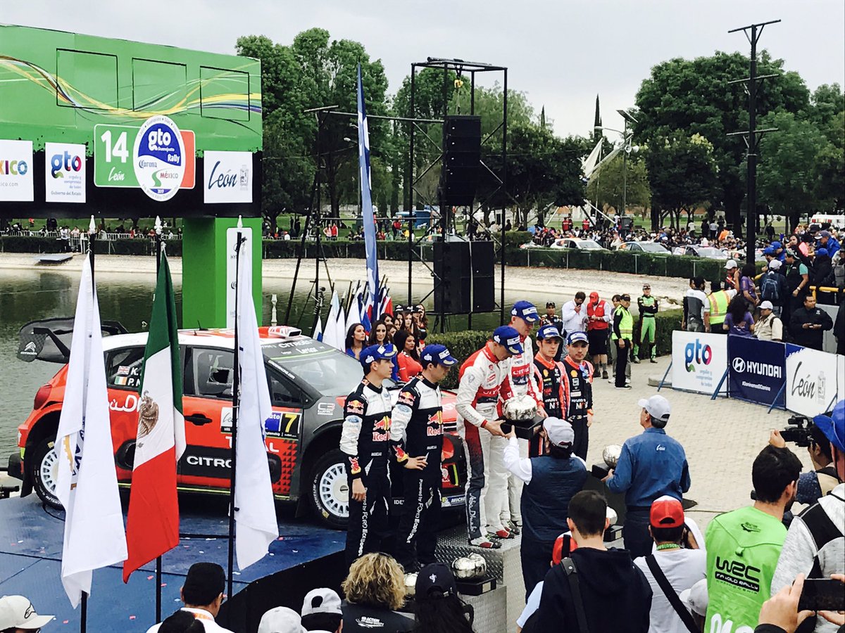 <a href="/ferolivera09/">fernando olivera</a> y <a href="/hlsantillana/">Héctor López Santillana</a> entrega los trofeos como Ganadores del <a href="/RallyMexico/">Rally México Oficial</a> a <a href="/krismeeke/">krismeeke.com</a> y <a href="/CitroenRacing/">Citroën Racing</a> #EsteEsMiRally @SECTURGTO