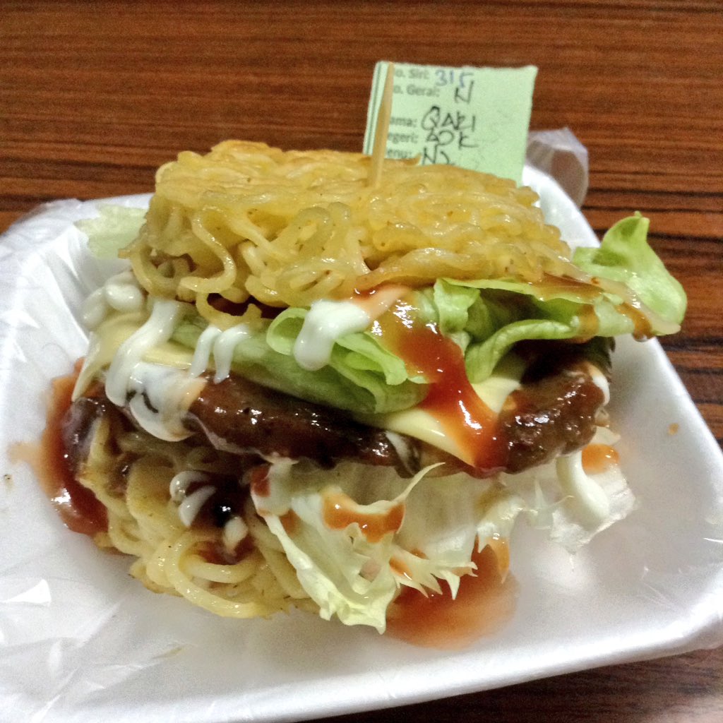 korimustaffa's tweet photo. Okay gais. Boleh try makanan rare ni. Maggi burger baymax katanya. Huhu #bropromote #FLAME17 https://t.co/eDPKcq8yDO
