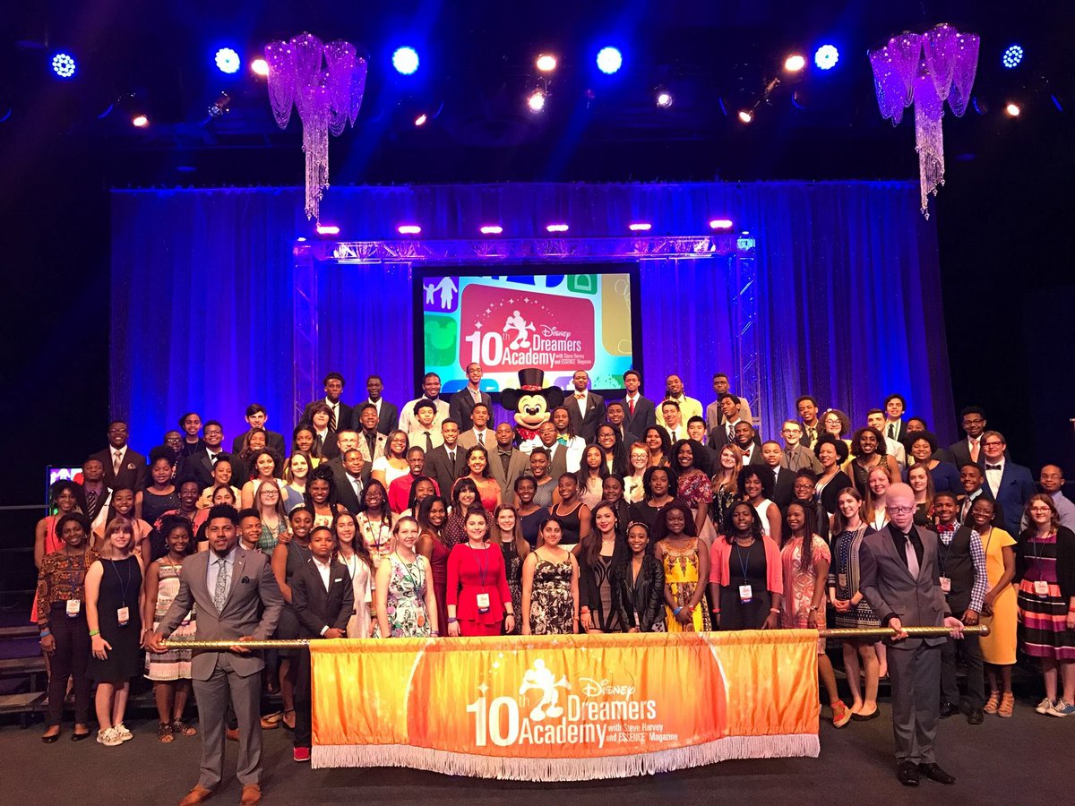 hnicole_98's tweet photo. It's hard to leave such inspiring people. 😭💚🐭 #ddadisney @Essence @IAmMikkiTaylor @IAmSteveHarvey #followyourdreams #strangerstofamily https://t.co/T8Kpmi9Xp1