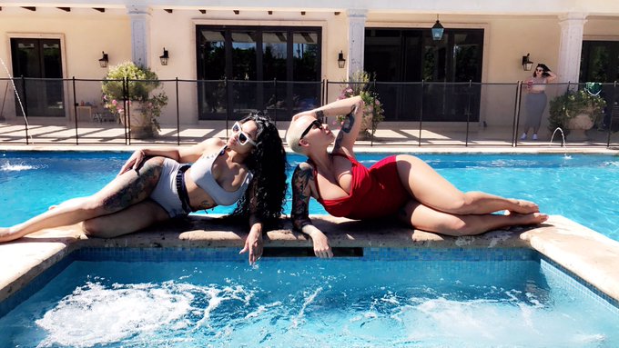 Pool day at Muva's House ? https://t.co/4bUgQXB3nM