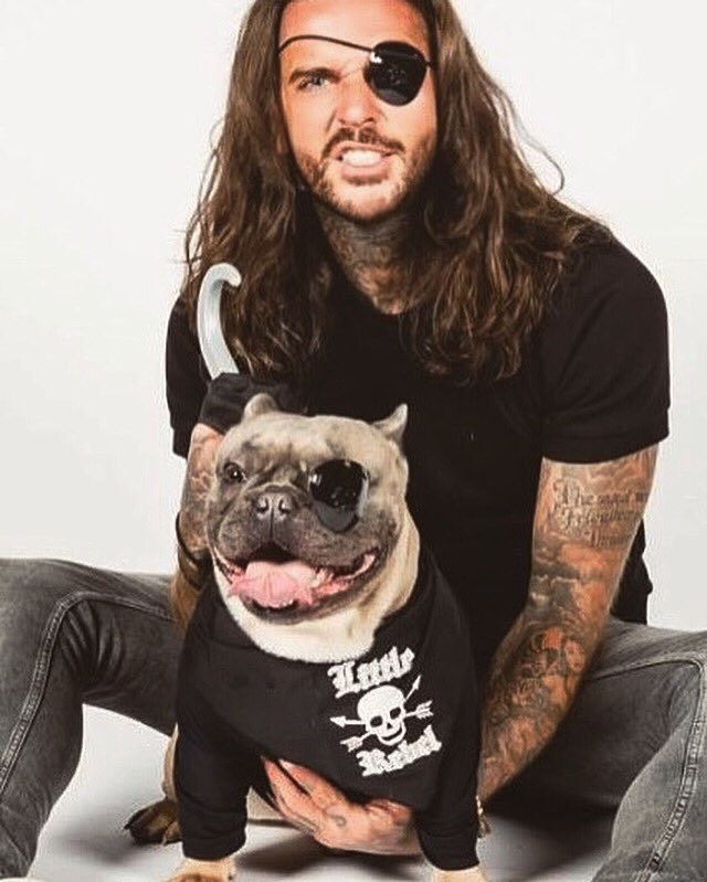 P_Wicks01's tweet photo. Don't miss @OnlyWayIsEssex on @ITVBe at 10pm - it's for a good cause so all donations are appreciated ❤🐶 - https://t.co/JJBIy8fTpx https://t.co/0nqeDNonll