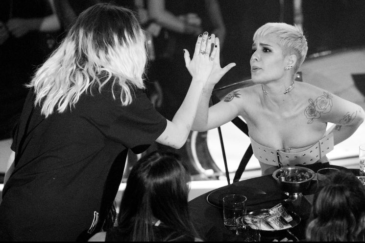 ThaiSmilers's tweet photo. Miley and Halsey 💖 https://t.co/6jZFwzT7IT