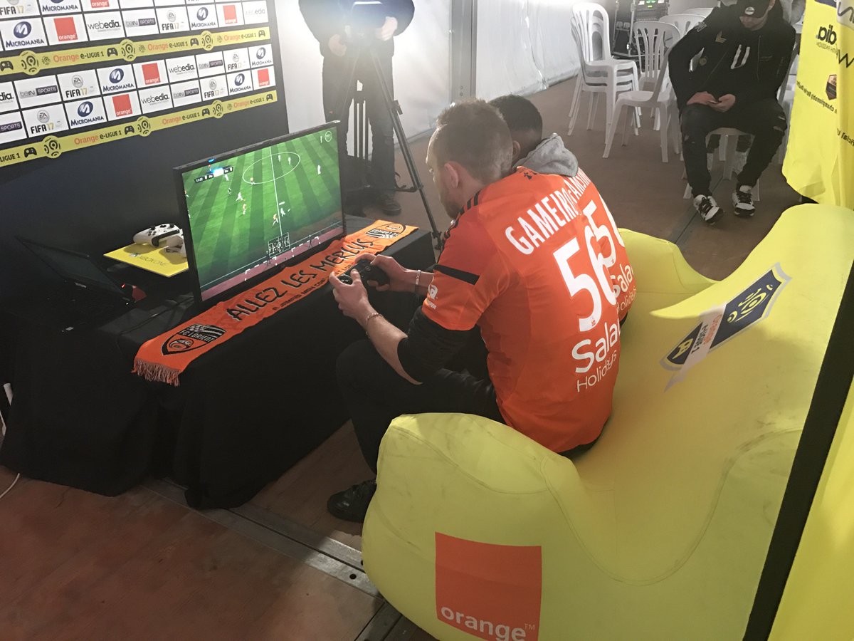 _eLigue1's tweet photo. C'est parti pour la finale du Tournoi de Printemps #OrangeELigue1 au @FCLorient sur #PlayStation4 ! 🔥 https://t.co/m6oz7TTq2r