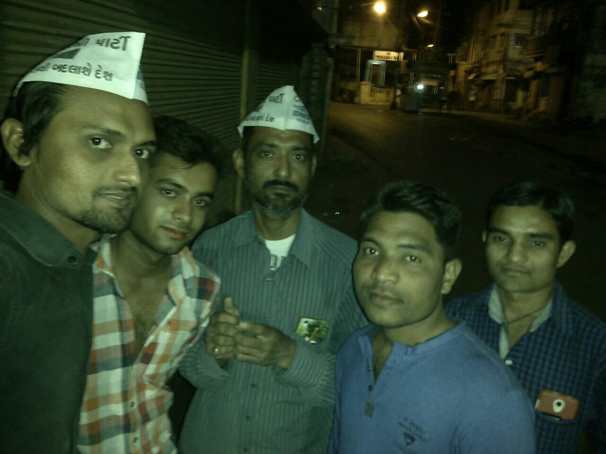 AAPGujarat's tweet photo. Late Evening Postering campaign in Bhavnagar East https://t.co/P9lc6ZSys5