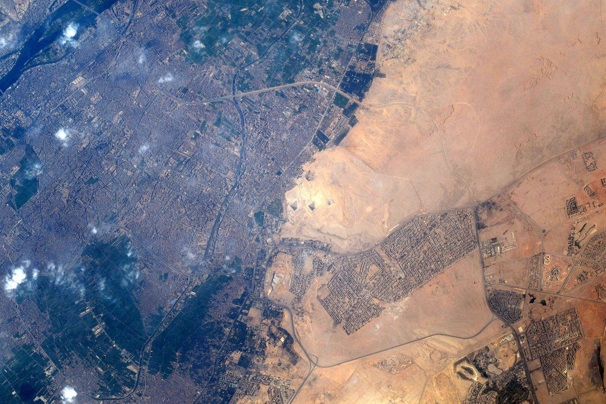 plataforma su Elucidación Lorna Aguilar on Twitter: "Las #pirámides de #Egipto vistas desde el espacio  😱 foto del astronauta francés @Thom_astro que se encuentra en la  @Space_Station 🛰️ https://t.co/awbt2t2mlT" / Twitter