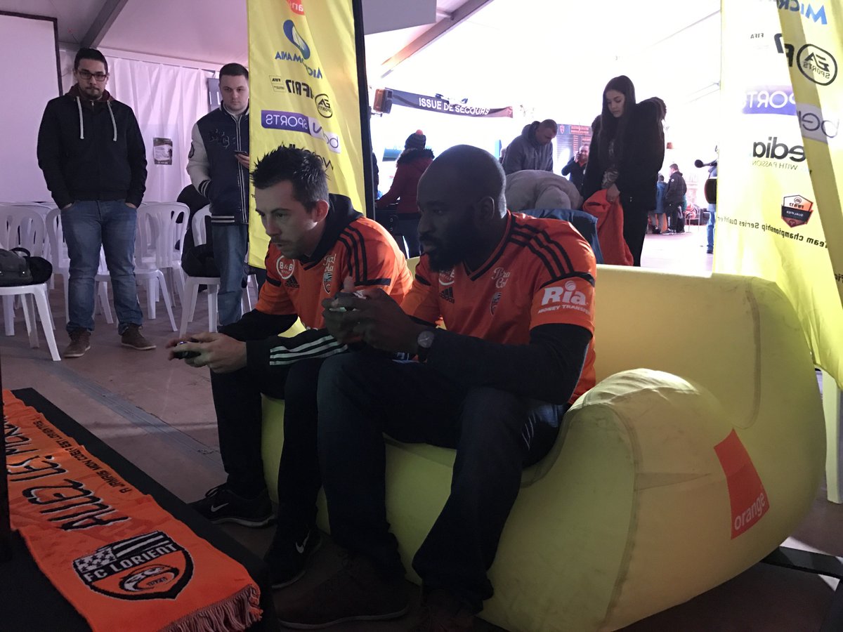_eLigue1's tweet photo. On passe à la finale du Tournoi de Printemps #OrangeELigue1 au @FCLorient sur #XboxOne ! Bonne chance @AGU3ROO & #Modinho 👊🏼 https://t.co/4c1DkLYIsy
