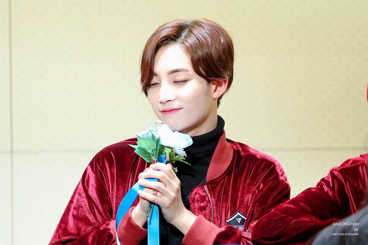 Poem_for17's tweet photo. 당신만을 바라보는 해바라기가 될게요.
그대도 나만을 바라봐 주는 날이 올 때까지.
나는 오늘도 당신만을 사랑합니다.

해바라기

윤랑 ( @LIKE_ROSENITY2 )
예쁜 정한이 사진은 다정한님 ( @dajeonghan_1004 ) https://t.co/H8Gsdef1Mq