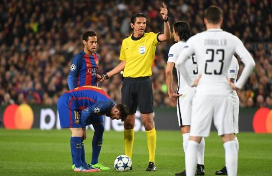 ActuFoot_'s tweet photo. L'UEFA a indiqué que l'arbitre de #FCBPSG ne sera pas sanctionné et que les rumeurs de sanction étaient une "pure invention" de Marca. https://t.co/lhhJo7xt18