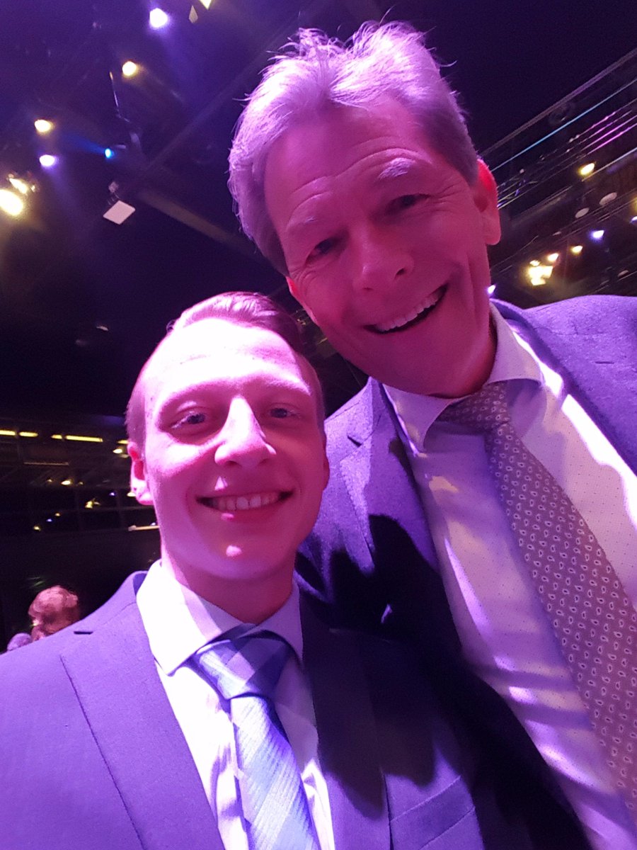 maurice1288's tweet photo. Selfie met de apostel (alles voor taart) #JongCon17 #selfie #taart https://t.co/7V5hdyYsRN