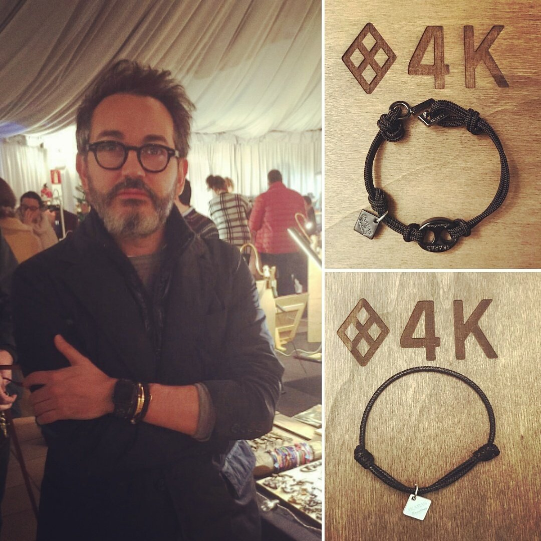 Qué grata sorpresa la visita de <a href="/santivillas/">Santi Villas</a> a nuestro stand. Aquí escogiendo sus favoritos @4karas. Esperamos verte pronto Santi!