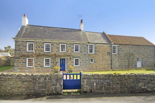 guernseypropapp's tweet photo. #Guernsey #guernseyproperty #property #app #swoffers #blue #stpeters #locateguernsey https://t.co/PQwaXBMi6t