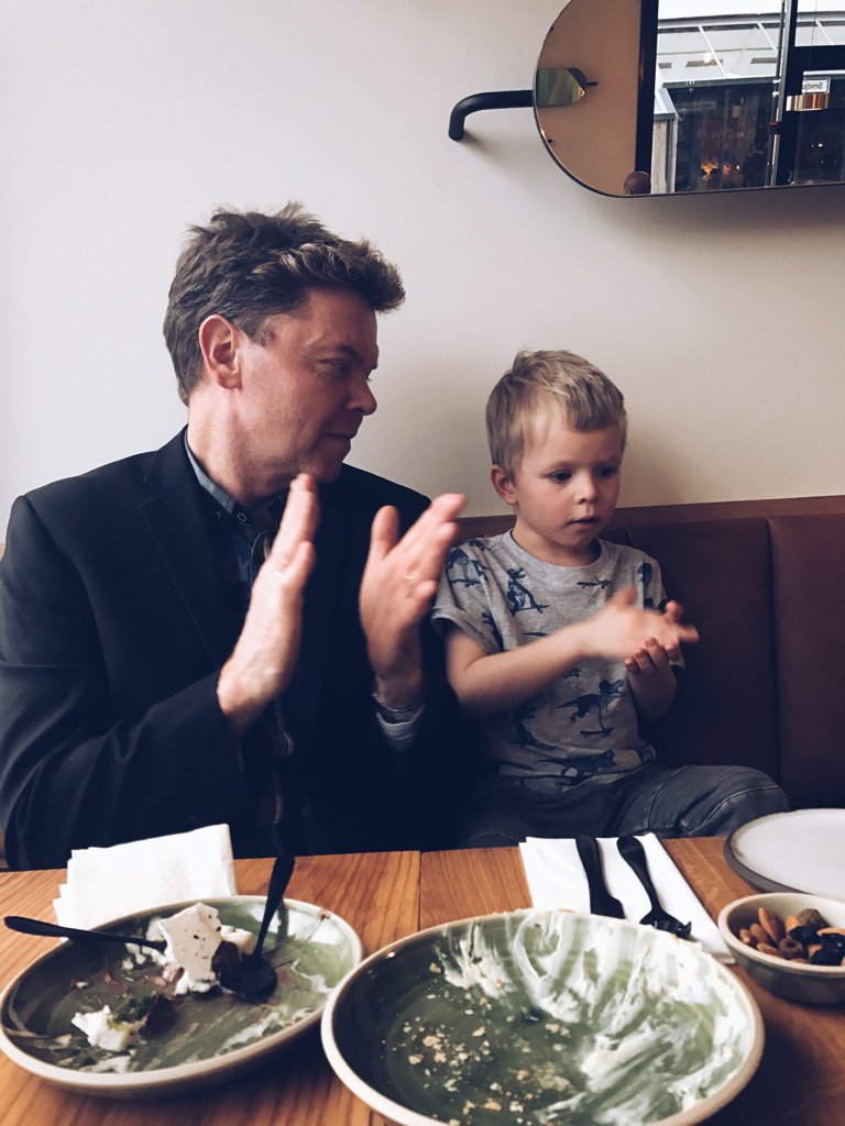 bragur's tweet photo. Gaman núna! #útaðborðameðþessumtwitter #matbar #longthymenoC https://t.co/XFdzsZhlGd