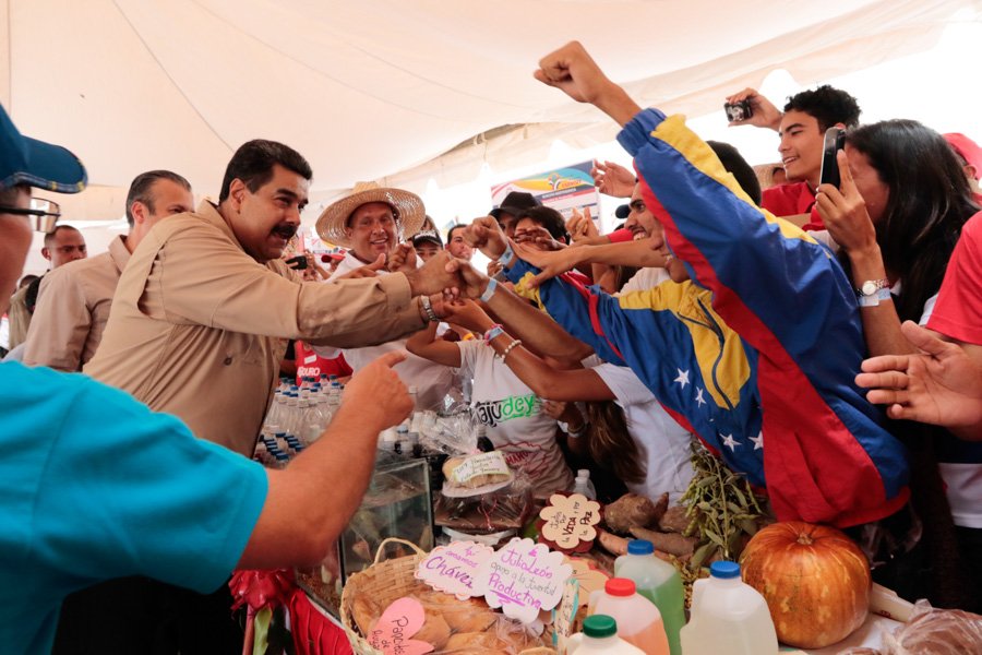 PresidencialVen's tweet photo. Aprobados 9 mil 787 millones 250 mil Bs para producir uniformes escolares para el año escolar 2017-2018 Pde. @NicolasMaduro #CLAPTextil https://t.co/lBL1SPPGYR