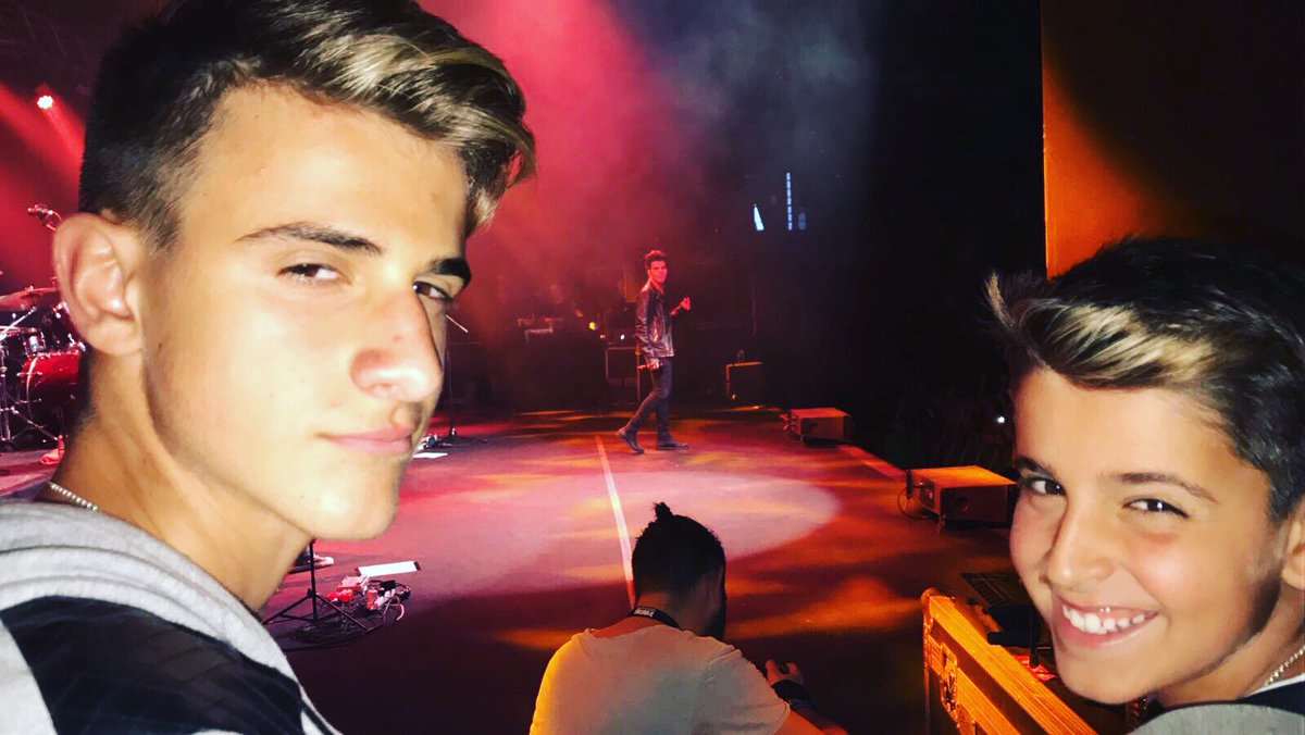 AdexeYNau's tweet photo. Y nos vinimos a ver a @GemeliersMusic 👏🏻👏🏻👏🏻 Nos encanta chicos! 😃 #concert #gemeliers #ayn #adexeynau https://t.co/5v20bqXec2