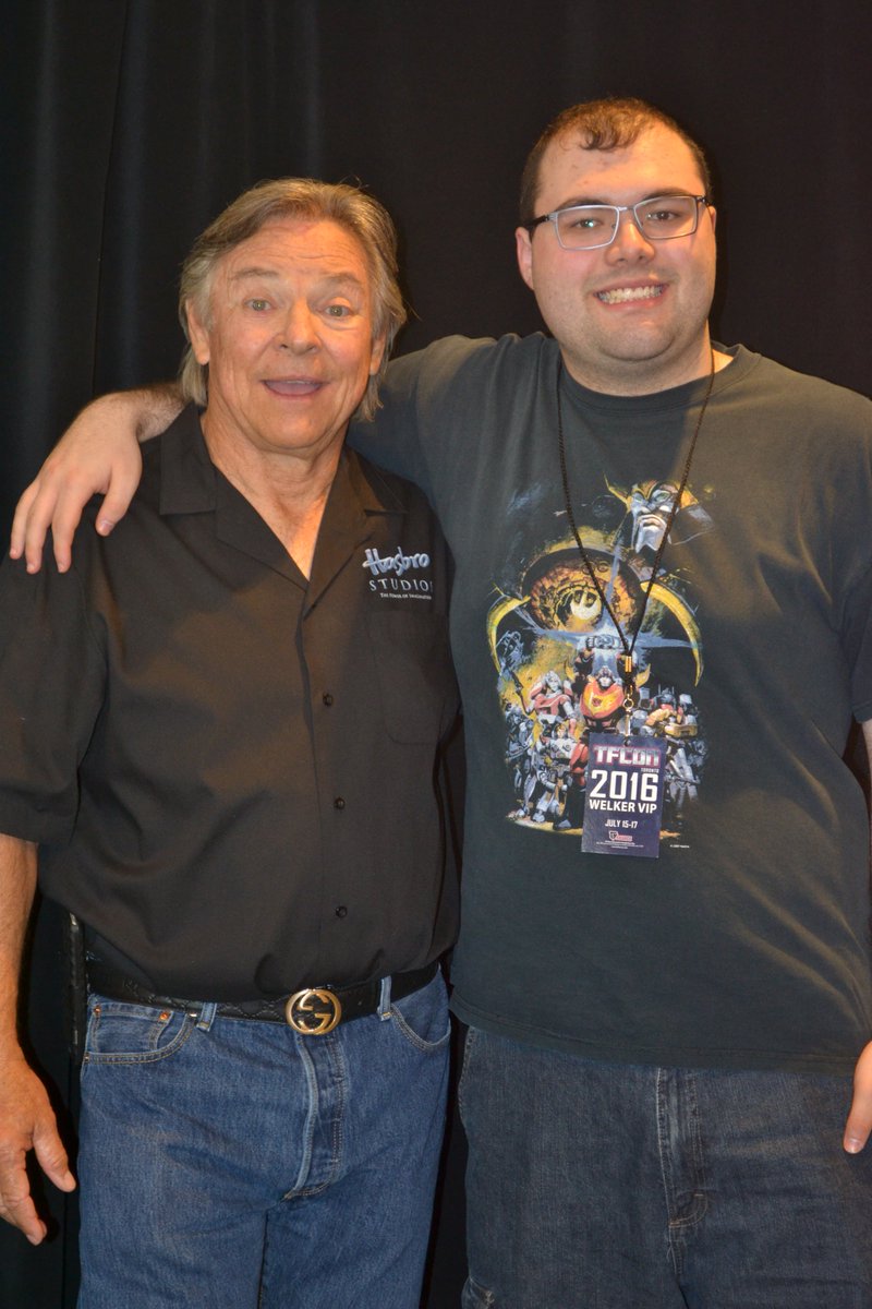 AutovoltSupreme's tweet photo. Last Year at #TFCon2016, I met the voice acting legend that is #FrankWelker.
I still can't believe this happen. Simply Awesome. https://t.co/ezrdZlmV6I