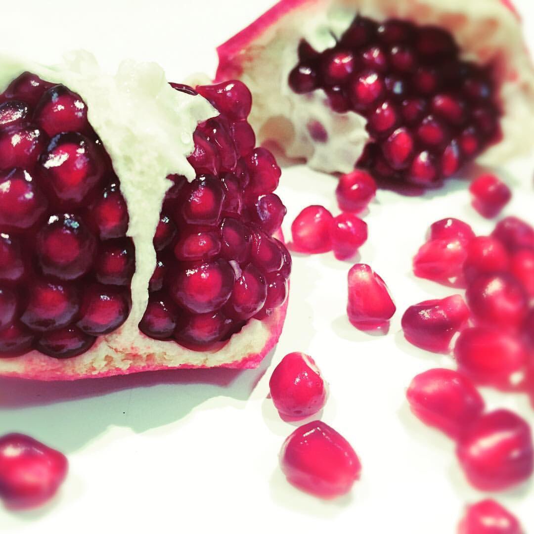 Skinconverse's tweet photo. When nature shows off its way of packaging #antioxidants... #gorgeous #paleo #whole30 #pomegranate #skinfood https://t.co/8SSK1Kv22h
