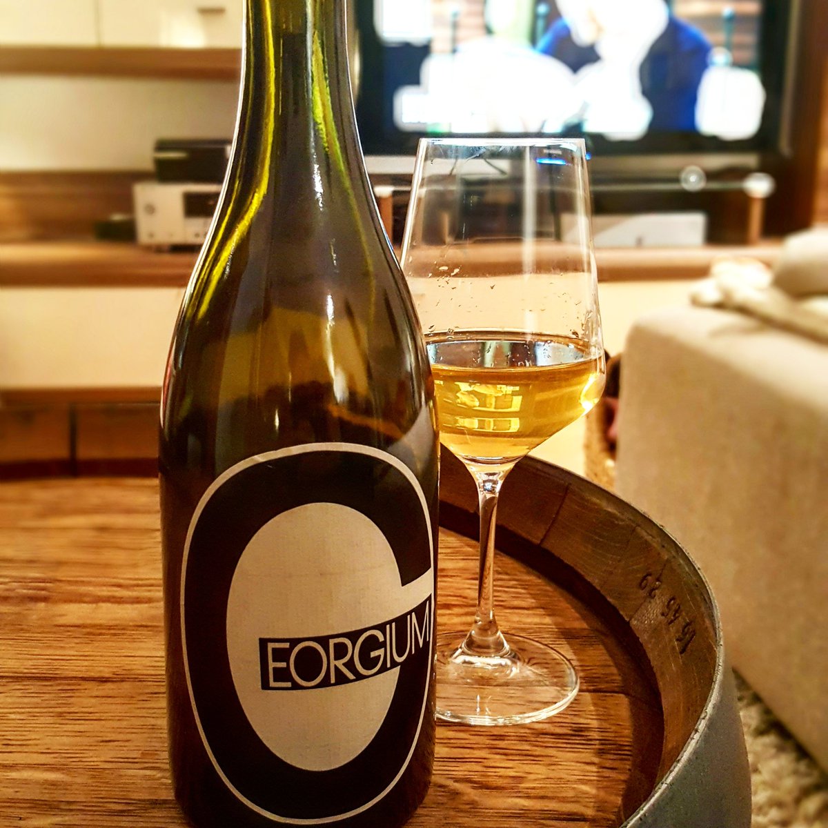 Topf_und_Deckel's tweet photo. Perfekter Sonntag Abend: Burgundercuvée aus Kärnten im Glas und #kitchenimpossible im TV #georgium #naturalwine https://t.co/YvVcCni7Lp