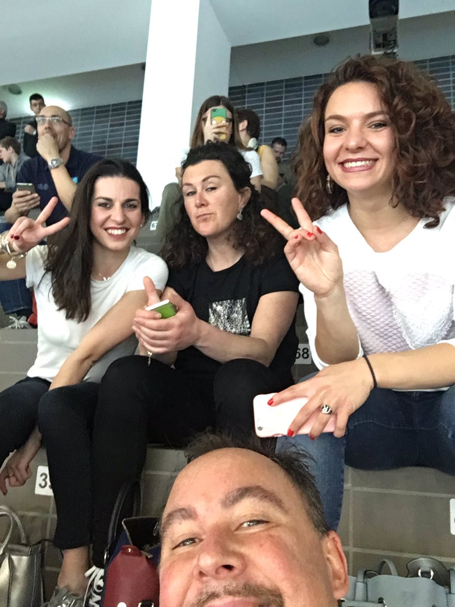 dariodigennaro's tweet photo. Le stelle del ghiaccio @valemarchei14 e @robyrode e la grande @DadaMerighetti alla #Final4
#CoppaItalia
#pallanuoto #figureskating #sci
Wow! https://t.co/xYySKz6jUX