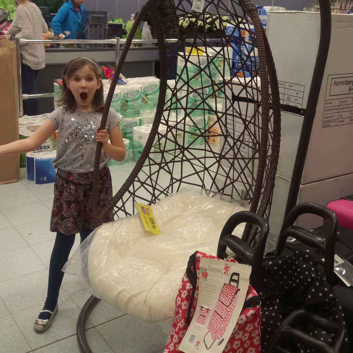 Jambeanie's tweet image. Loved this chair today! Think this would be an amazing addition to my room, with fairy lights etc! #readingchair #bookchair #bedroom #chair