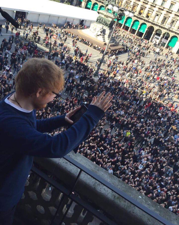 Eleonoragandel1's tweet photo. Il papa Ed Sheeran I davanti al pubblico oggi in Duomo @edsheeran #dividetour #edsheeran https://t.co/5YF3BNkyem