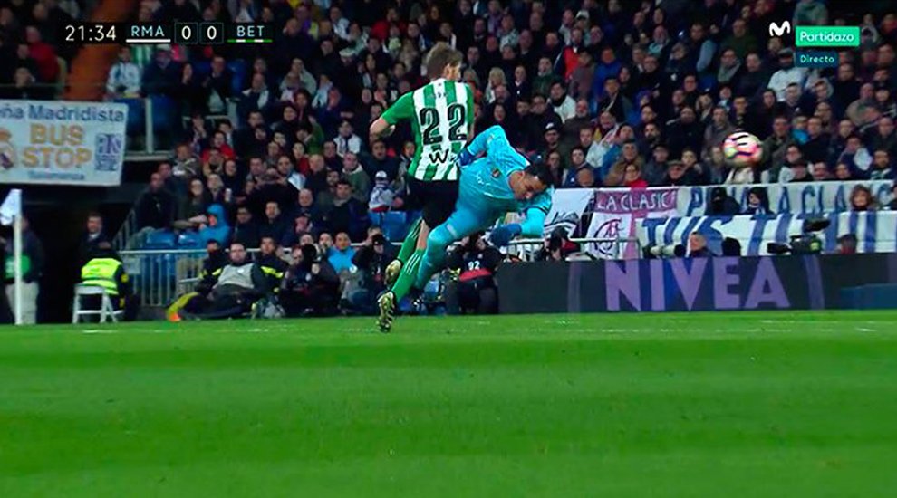 marca's tweet photo. "Keylor Navas debió ser expulsado por derribar a Brasanac" https://t.co/GYxUjTKrYM #LaPolémica https://t.co/H1JPgwV9gP