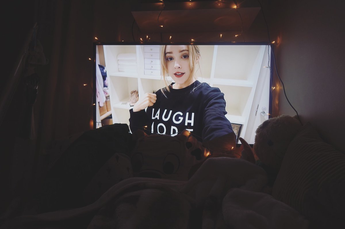 alva_lupo's tweet photo. Catching up on some vlogs and 2 days left of my time off from work โบ #YouTube #vlog #taylorr #chill #game #gamergirl #cosplay #cosplayer https://t.co/r9oTuglVYb