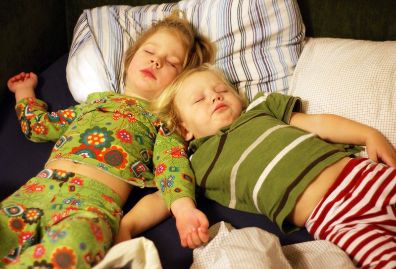 Две малышки на кровати