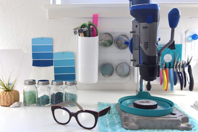 UncommonGoods's tweet photo. After years of searching for sea glass, Suzie has learned how to become one with the waves. See her studio here: https://t.co/MrkWQfdNSk https://t.co/th3XasM4pW