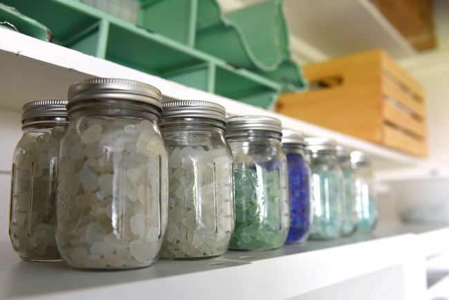 UncommonGoods's tweet photo. After years of searching for sea glass, Suzie has learned how to become one with the waves. See her studio here: https://t.co/MrkWQfdNSk https://t.co/th3XasM4pW