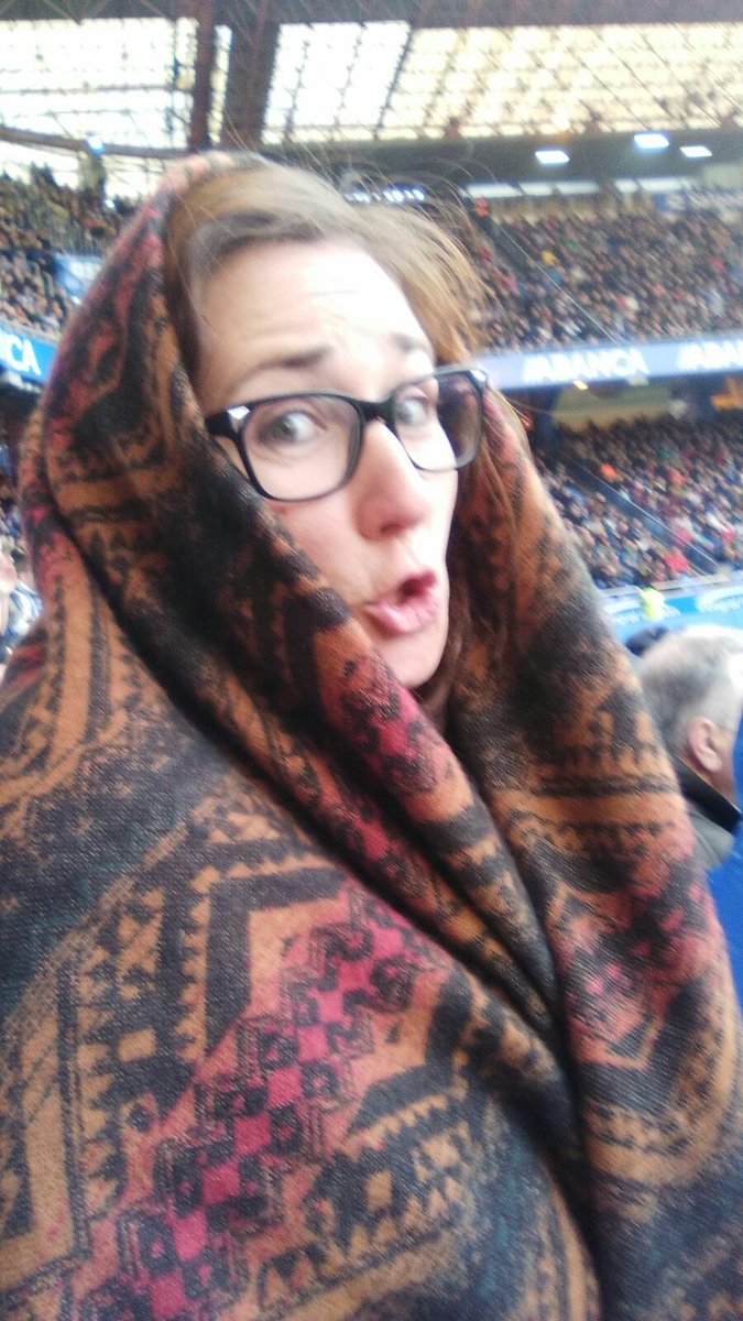 TenacitasSimpso's tweet photo. Cuando llueve en Riazor aparece Doña Rogelia 😂😂😂😂 https://t.co/PdrYl8DKSk
