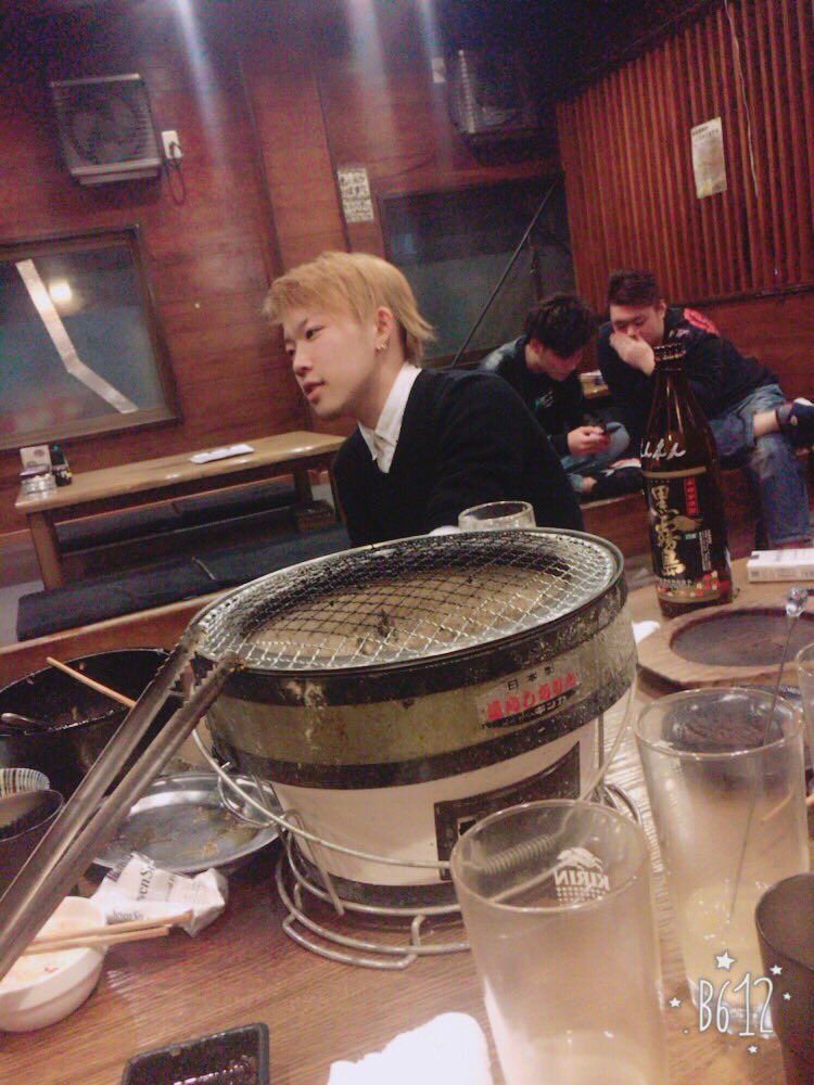 mintpil0t's tweet photo. 昨日は、たかぴーと、ちーちゃんと
焼肉たしろに行ってきた
安定の美味しさ
また酔ってから記憶がない。
みんなに会うのが気まずい
絶対なんかした事だけは、わかる
ほとんど俺が払ったのだけ覚えとる。
いつか奢らせてやる。
今日からまた仕事頑張ろう😭 https://t.co/HjAmshWZla