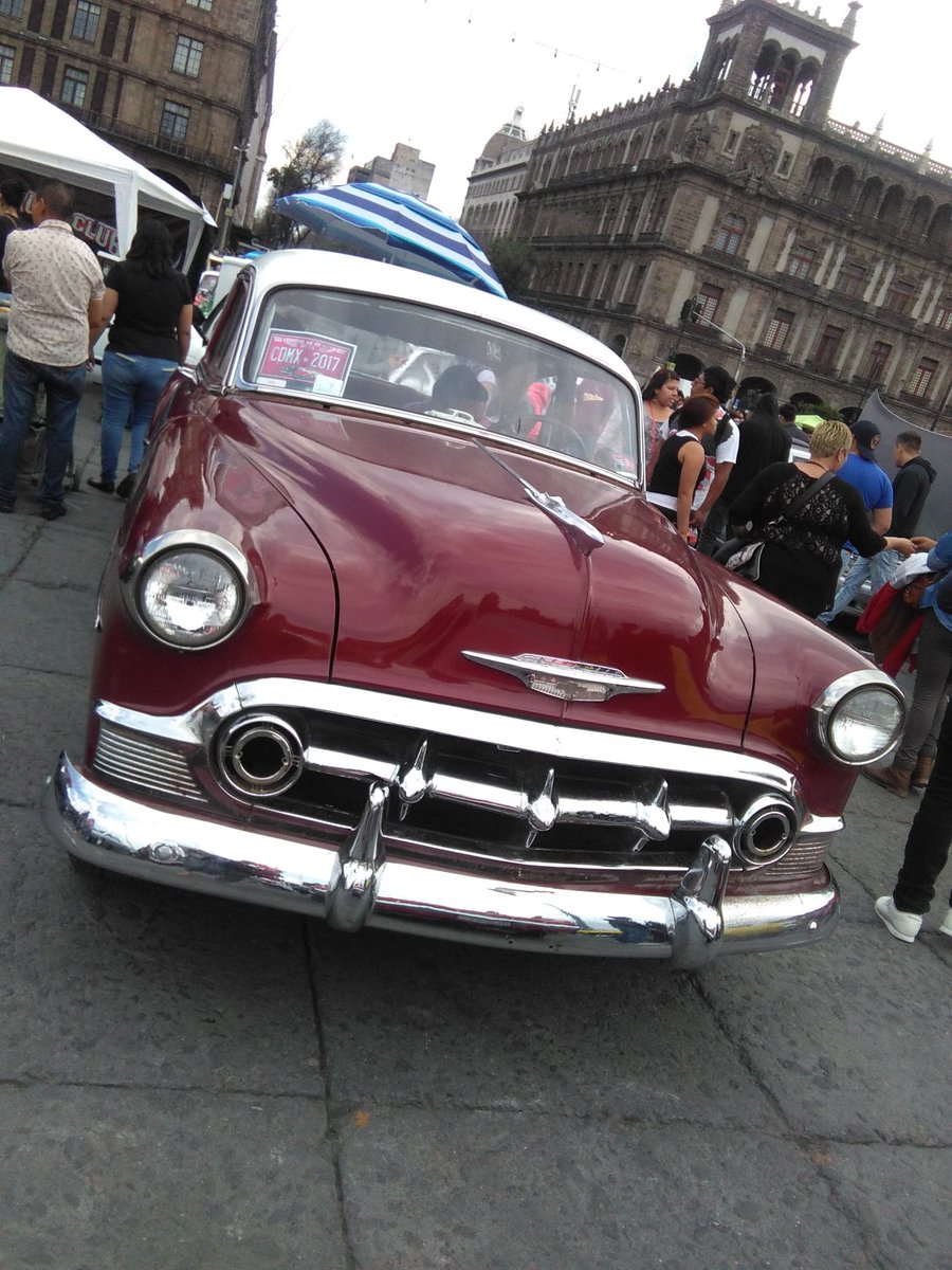 madridhernande2's tweet photo. Quien fue hoy al Zócalo ,estuvo muy padre la muestra de coches clásicos https://t.co/6PIDC6Zssg