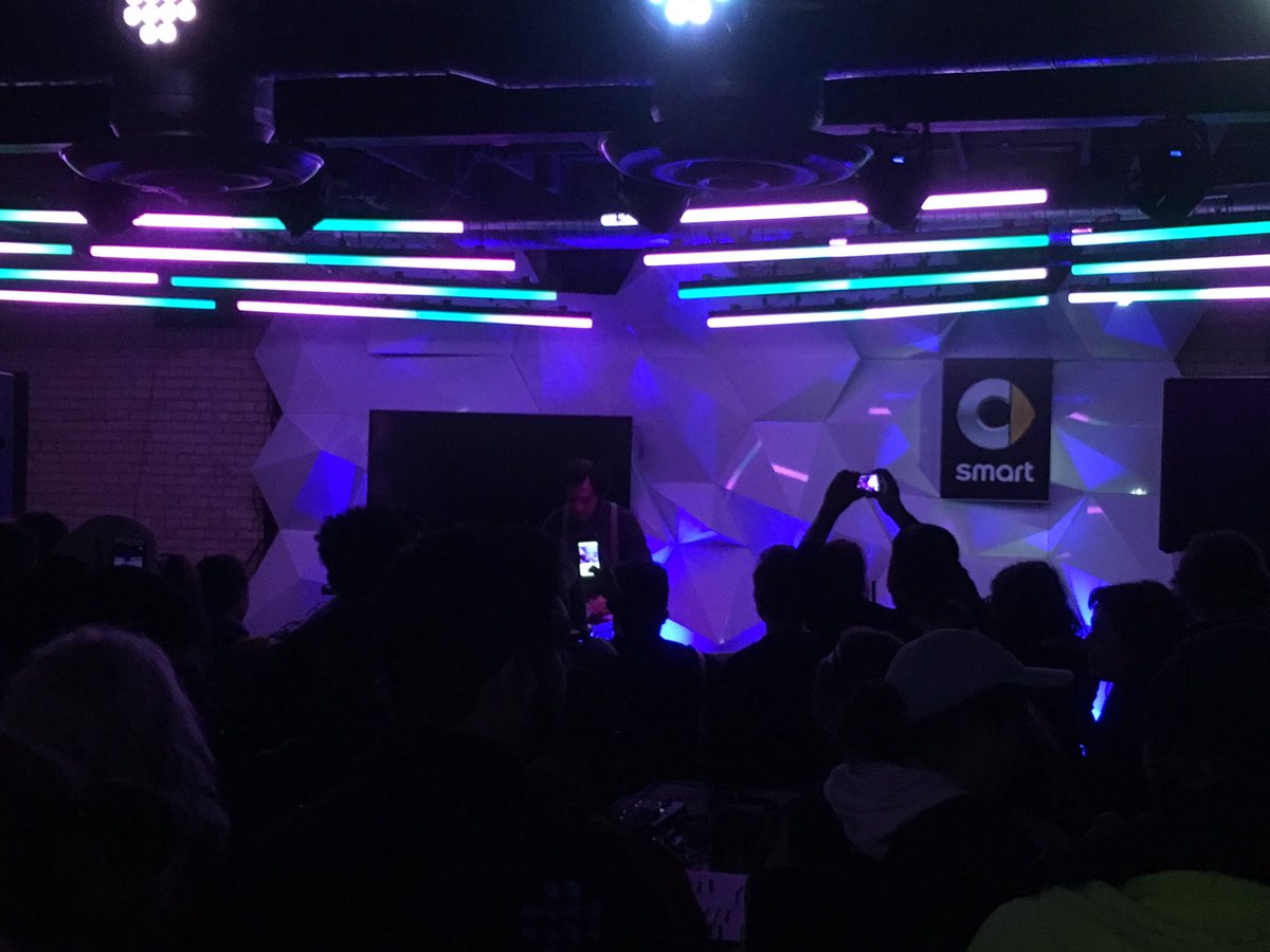 yulilevtov's tweet image. #houseofsmartAustin programming is on point 👌 @Daedelus smashing it right now