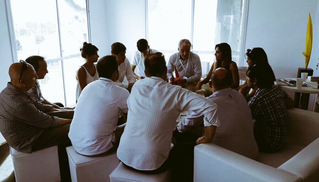 FranBuchara's tweet photo. Una d las reuniones + fructíferas q dejó #expoagro2017 fue @bancoprovincia y empresarios del #PINsn p armar alternativas d financiamiento. https://t.co/0rBg4XpzTH