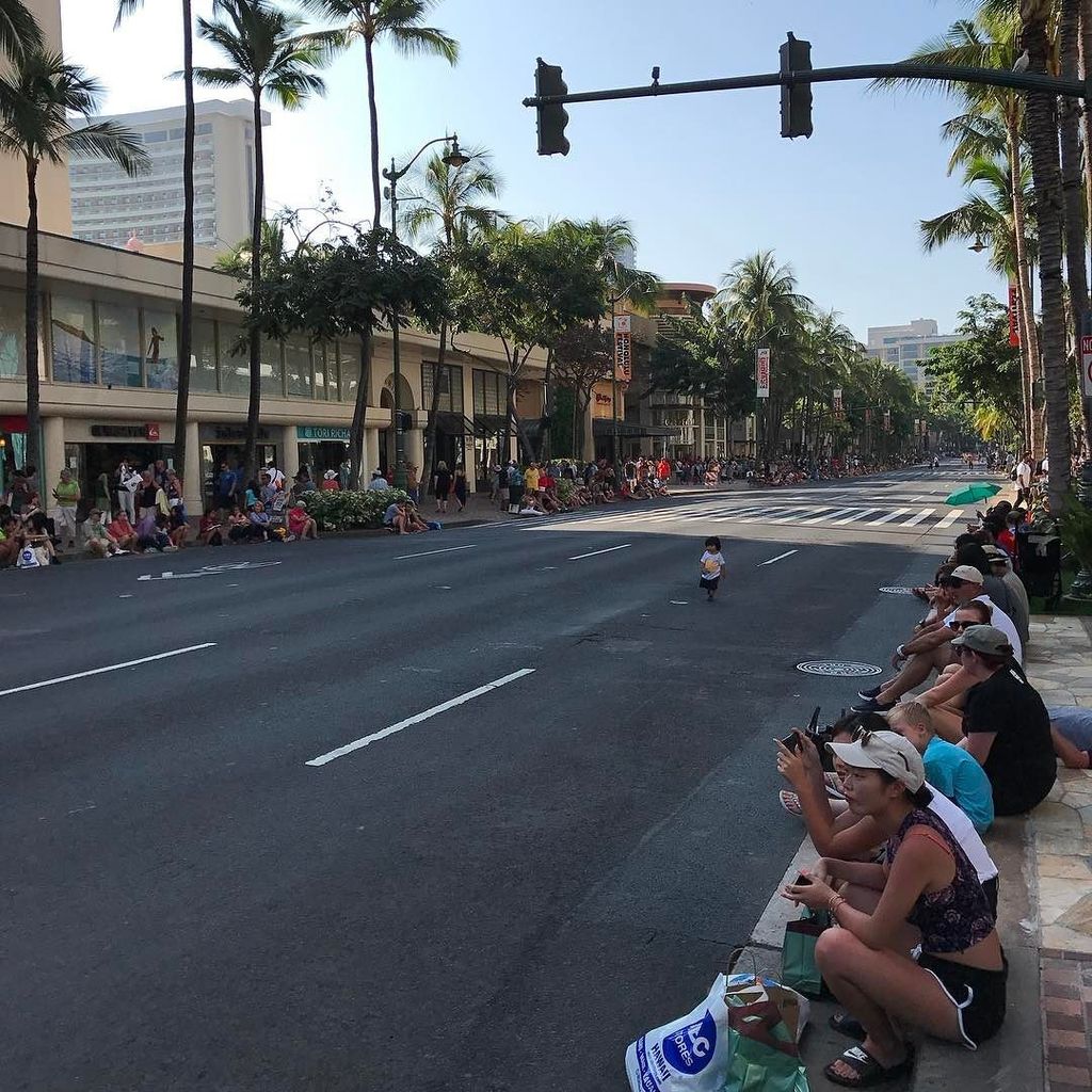 ParkRat's tweet photo. ParkRat Parade Poll. How many people are going to stand in my way by the time the parade starts? #paradeproblems #w… https://t.co/omd94YIY2S