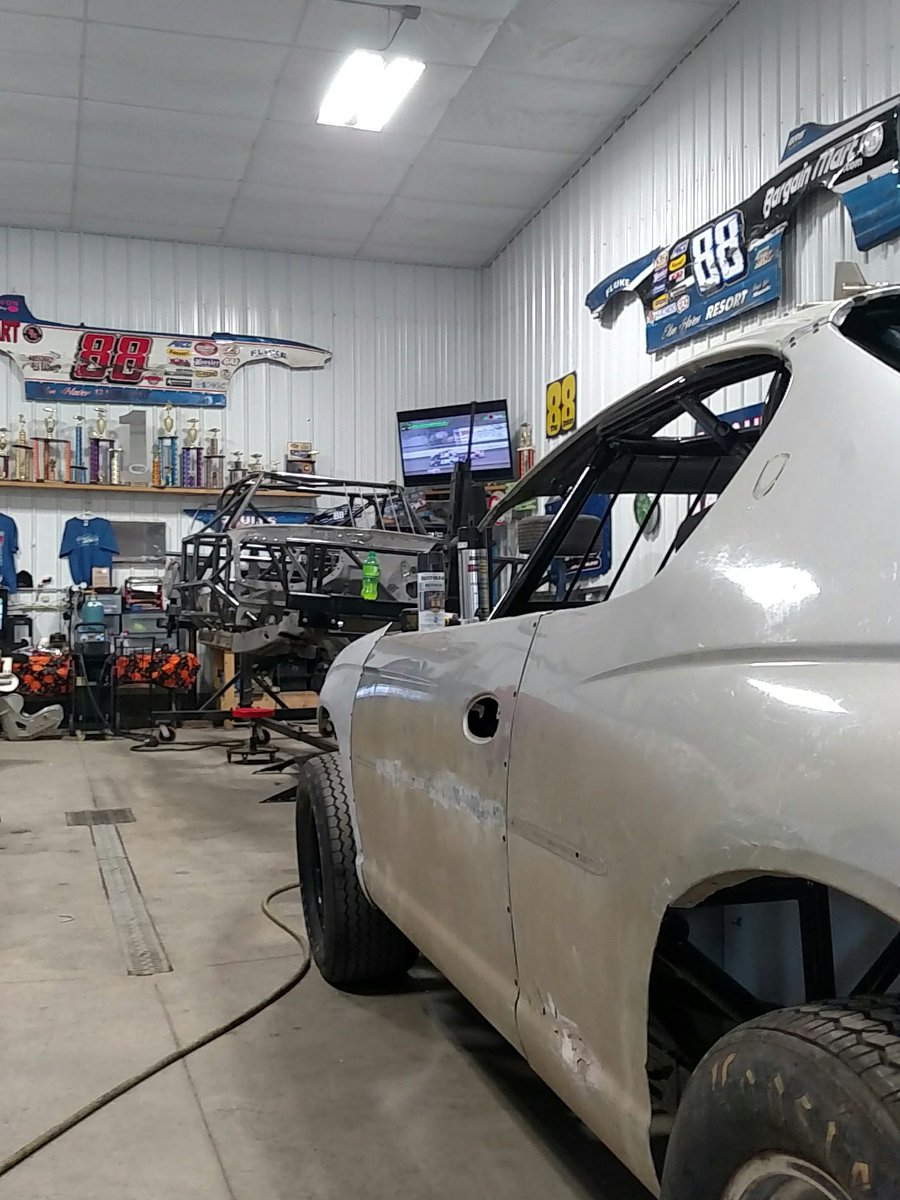 Lach28's tweet photo. @RacinDirt #TweetYourSeat sitting in cold, snowy Aberdeen, SD with the one and only Scott Witkowski and Mike Rowhedder. #streetstocknation https://t.co/aucKQhoeEU
