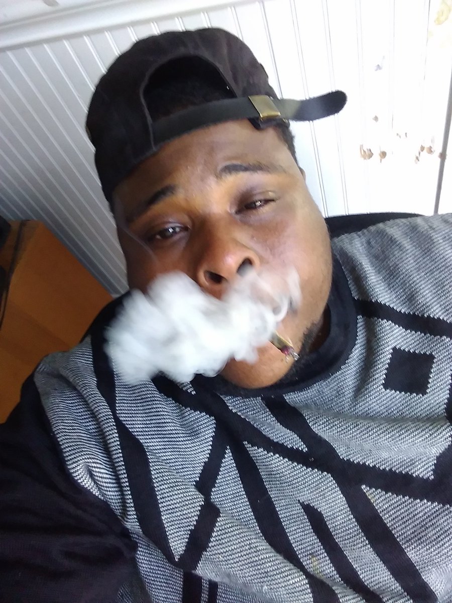 ManyBundlez's tweet image. In DA trap on a Sunday staxxin we bout gun play