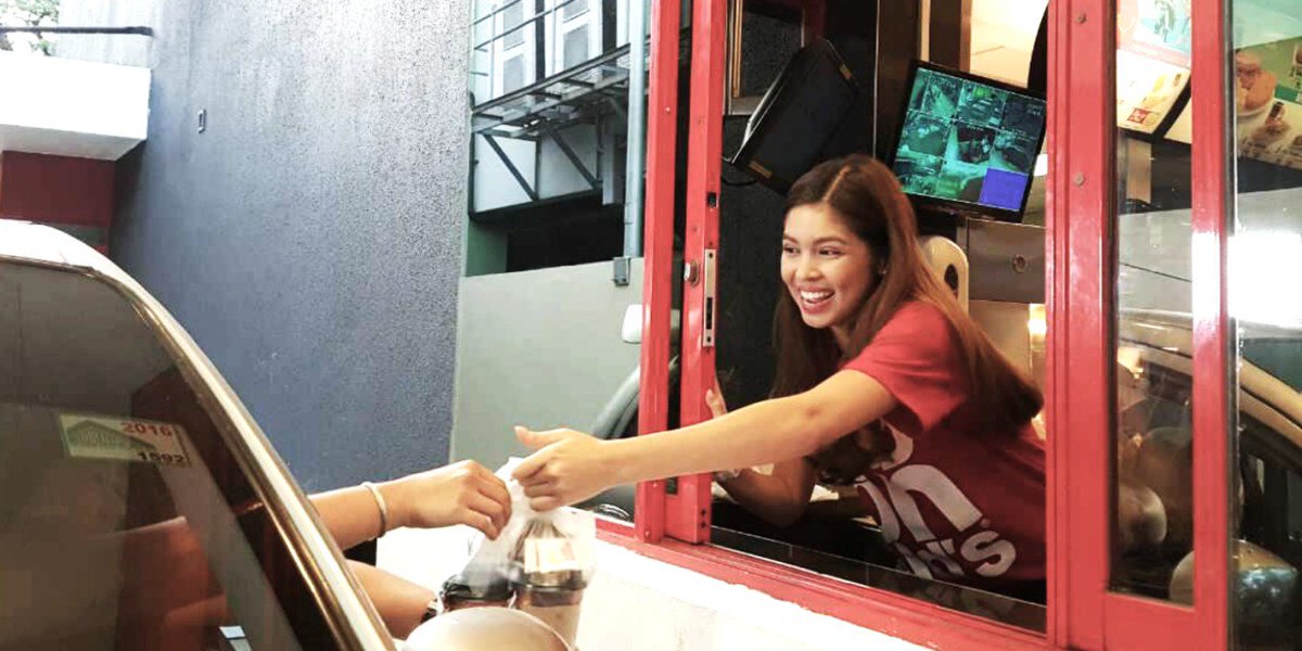 McDo_PH's tweet image. What a happy sight greeting you at the Drive-Thru! Thanks, @mainedcm! #NationalBreakfastDay