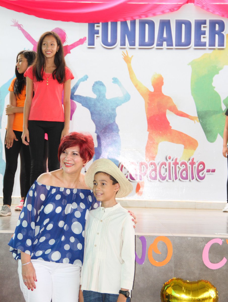 MaryVallarino's tweet photo. Disfrutando el cierreVeranoCultural de con mis niños de Arraiján y sus familias. Arraiján gana y todo Panamá lo nota! #yosoyfundader https://t.co/UJDMB2EVK8