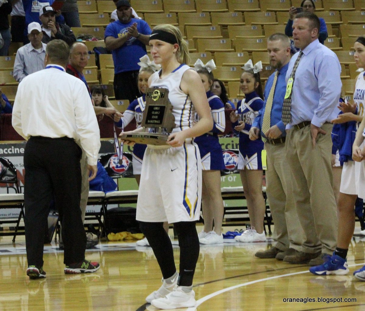 OEBlogspotcom's tweet photo. Girls trophy presentation: https://t.co/oZnYSh3dni
#EaglesSoar
#2017FinalFour https://t.co/Jl0ouux216