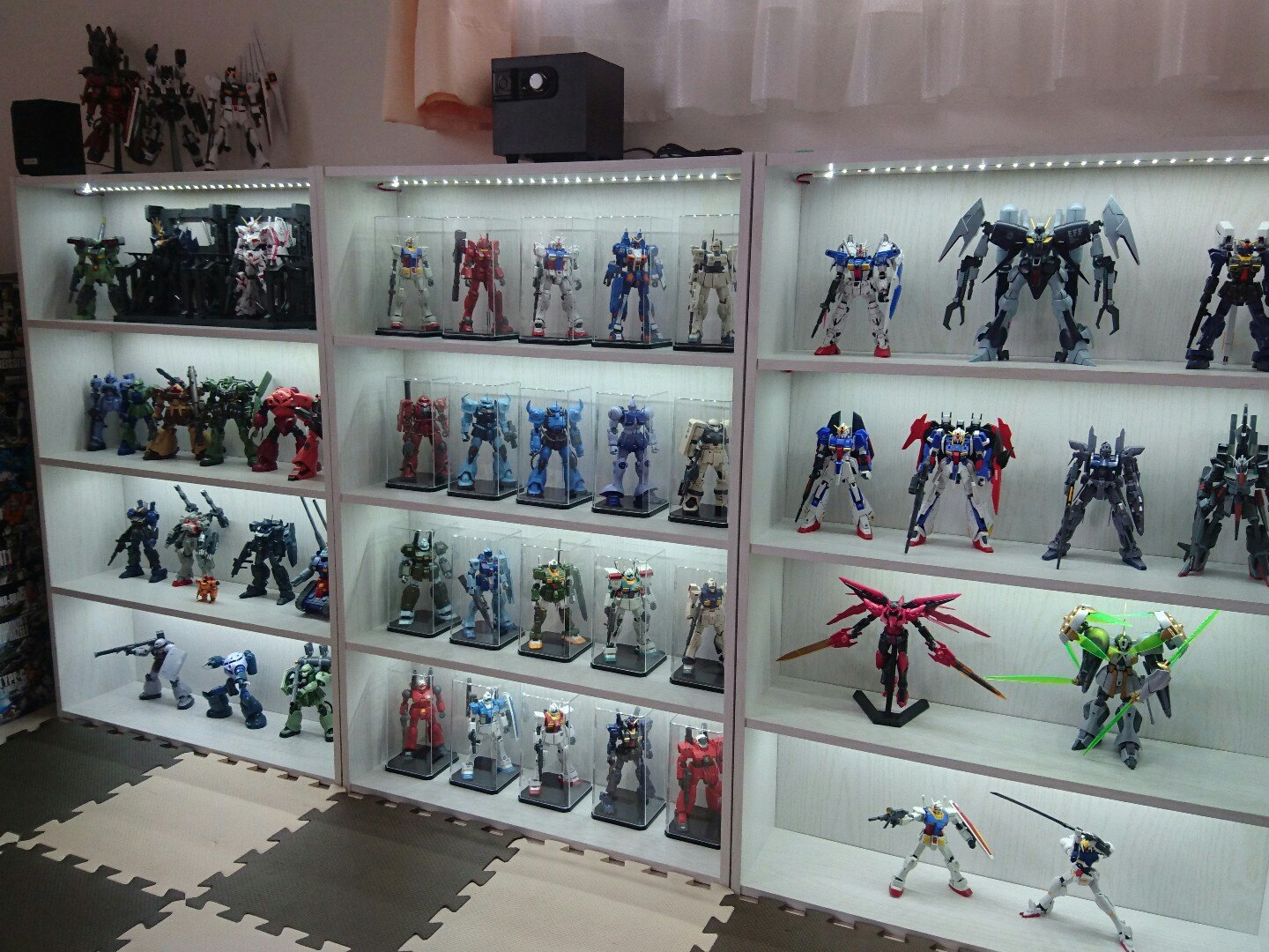 ロゼ Mszgob たしかに 作り続ける限り無限に増え続けます 自分はイオンの1 000円程のコミック棚にテープledを組み合わせて照明付きディスプレイ棚を自作しました 大型hgやmgは入りませんが ダイソーのディスプレイケースもhgにピッタリ 素立ちで武装