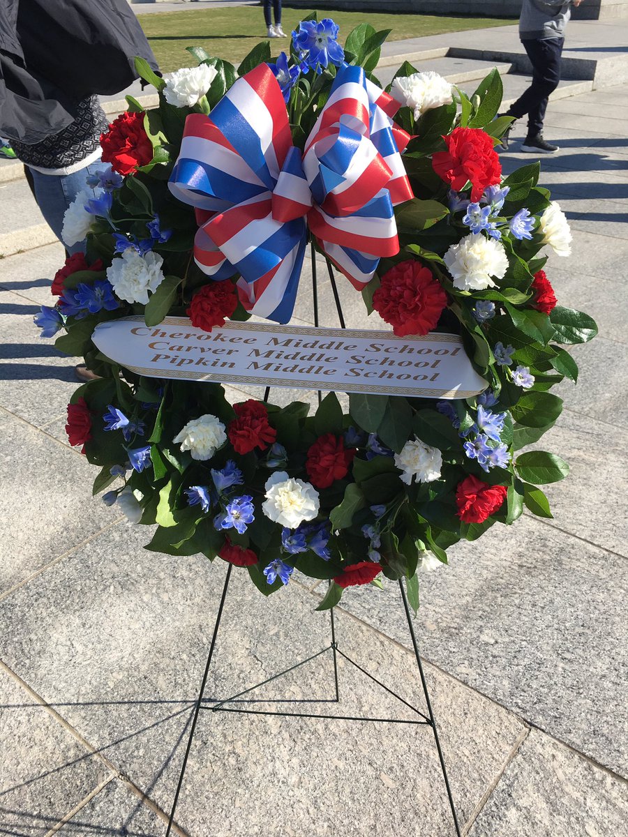 MrsBlaue's tweet photo. We were able to place a memorial wreath at the Missouri column at the #WWIIMemorial #PipkinDC https://t.co/y69WBdfzxY