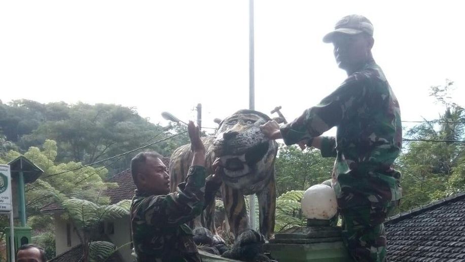 detikcom's tweet photo. Patung Macan 'Lucu', Pangdam Siliwangi: Senimannya Kurang Canggih https://t.co/3GL733sCBl https://t.co/l4MkB8mCZn