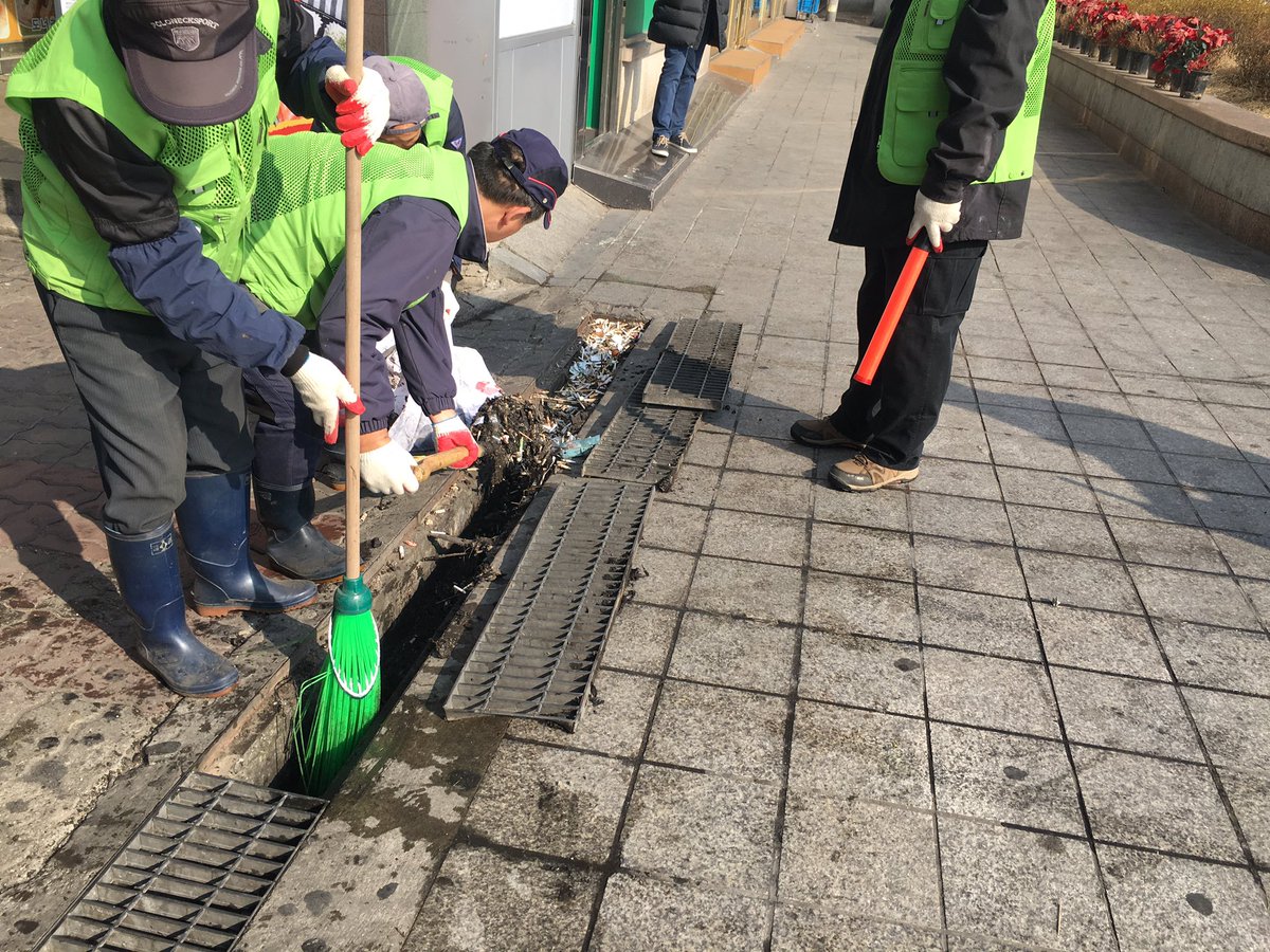 pong091384's tweet photo. 봄맞이 지하철역 광장대청소를 실시합니다!!  묵은때를 벗기기 위해 많은 분들이 고생해 주셨어요ㅠ  많은 분들이 이용하시는 광장이니만큼 내집처럼 깨끗하게 이용해주시길 바라묜서~~내일은  야탑역 1,2번출구 광장으로 출똥!!#성남시 #분당구 #녹지공원과 https://t.co/NeLCMsdO3Z